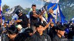 Sukacita Bobotoh Rayakan Persib Juara di Lapangan Tegalega