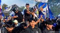 Meski berdesak-desakan para Bobotoh tetap menikmati suasana tersebut.