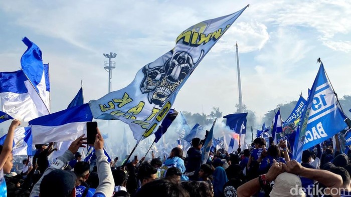 Bobotoh merayakan Persib Juara di Lapangan Tegalega Bobotoh merayakan Persib Juara di Lapangan Tegalega