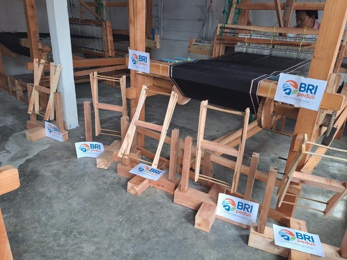 BRI memberikan bantuan alat tenun (Foto: Istimewa)