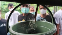 Dalam pelatihan ini, peserta diajarkan teknik pengolahan limbah biomassa, seperti sisa-sisa tanaman, ranting, dan serbuk gergaji menjadi biochar berkualitas tinggi. Selain itu, mereka juga mempelajari cara pembuatan asap cair yang memiliki manfaat sebagai pestisida alami untuk tanaman.