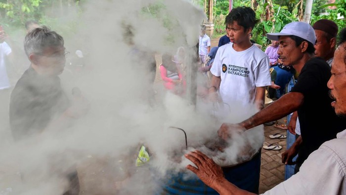 BRIN Ajak Warga Banyuwangi Ciptakan Biochar dan Asap Cair Ramah Lingkungan Warga mengikuti pelatihan pembuatan biochar yang digelar oleh Badan Riset dan Inovasi Nasional (BRIN) di Kampung Papring, Banyuwangi, Jawa Timur, Minggu (25/5/2025). Kegiatan pelatihan tersebut bertujuan meningkatkan pemanfaatan limbah biomassa menjadi produk ramah lingkungan seperti arang biochar dan asap cair untuk kebutuhan pertanian dan pengendalian hama. ANTARA FOTO/Budi Candra Setya