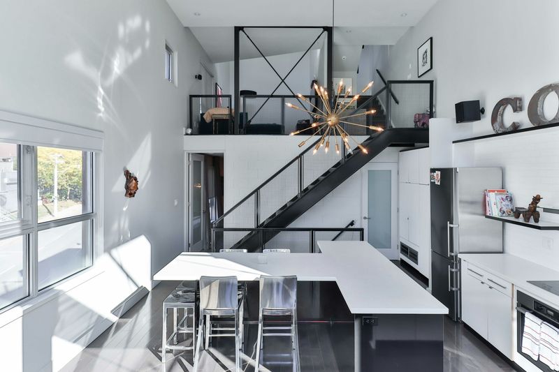 Desain loft pada interior rumah minimalis.