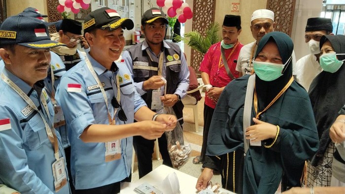 Dirjen Penyelenggara Haji dan Umrah Kementerian Agama (Kemenag) Hilman Latief mengecek hotel dan membagikan kartu Nusuk kepada para jemaah haji RI