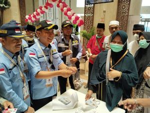Dirjen Haji Cek Hotel-Bagikan Kartu Nusuk, Jemaah Senang