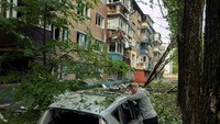 Angkatan Udara Ukraina, seperti dilansir AFP, Sabtu (24/5/2025), melaporkan Rusia meluncurkan 14 rudal balistik dan 250 drone secara total dalam serangan pada dini hari. Disebutkan oleh Angkatan Udara Ukraina bahwa Kyiv menjadi target utama serangan musuh. (Reuters)