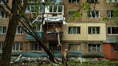 Gedung-Gedung Apartemen Ukraina Rusak Dihantam Drone Rusia