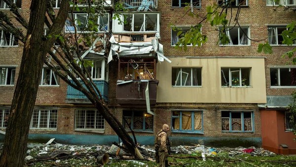 Gedung-Gedung Apartemen Ukraina Rusak Dihantam Drone Rusia