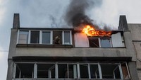 Serangan ini terjadi lagi pada Minggu (25/5) pagi waktu setempat. Rusia melancarkan drone yang mengenai gedung apartemen dan rumah. Sedikitnya tujuh orang terluka akibat terkena serpihan bangunan yang terbakar. (Reuters)