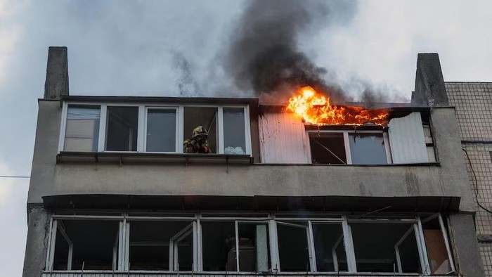 Drone Rusia kembali menyerang ibu kota Ukraina, Kyiv. Drone ini menyerang gedung apartemen dan rumah. (Reuters)