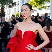 Riasan wajahnya lebih bold, dengan pulasan lipstik merah yang senada dengan gaunnya, serta mata yang ditonjolkan dengan eyeliner tajam. Foto: FilmMagic/Marc Piasecki
