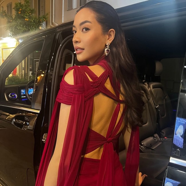 Untuk rambut, bintang film ‘Cookster: The Darkest Days’ ini memilih gaya wet look yang disisir ke belakang. Makeup clean dan elegan, dengan fokus pada bibir berwarna wine red dan sentuhan highlighter pada tulang pipi. Foto: Instagram/@leepakshiellawadi