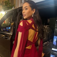 Untuk rambut, bintang film ‘Cookster: The Darkest Days’ ini memilih gaya wet look yang disisir ke belakang. Makeup clean dan elegan, dengan fokus pada bibir berwarna wine red dan sentuhan highlighter pada tulang pipi. Foto: Instagram/@leepakshiellawadi