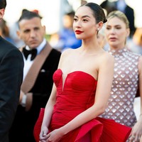 Untuk penampilan ini, rambut Elvira ditata sleek dan ditarik ke belakang dalam gaya chignon sederhana, memberi kesan sophisticated dan elegan. Foto: Instagram/@elviraelph