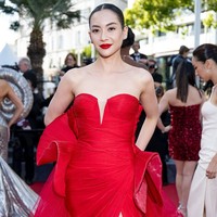 Ruffle tulle besar di bagian lengan dan ekor gaun menciptakan ilusi volume yang memberikan efek dramatis. Belahan paha tinggi kembali hadir, menyeruakkan aura femme fatale. Foto: Instagram/@elviraelph