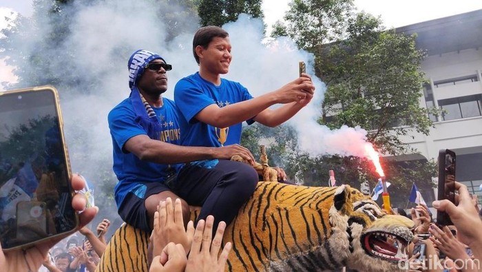 Euforia para pemain Persib di Gedung Sate. Euforia para pemain Persib di Gedung Sate.