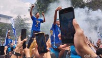 Setelah itu, para pemain Persib naik ke rooftop Gedung Sate untuk berselebrasi dan memamerkan piala juara Liga 1 2024/2025.