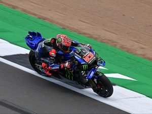 MotoGP Inggris 2025: Motor Quartararo Bermasalah saat Pimpin Balapan!