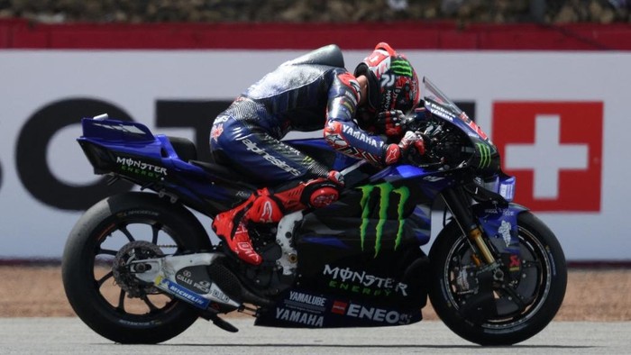 Fabio Quartararo Monster Energy Yamaha MotoGP teams French MotoGP rider Fabio Quartararo exits the race after a mechanical failure during the MotoGP British Grand Prix at Silverstone circuit in Northamptonshire, central England, on May 25, 2025. (Photo by Adrian Dennis / AFP)