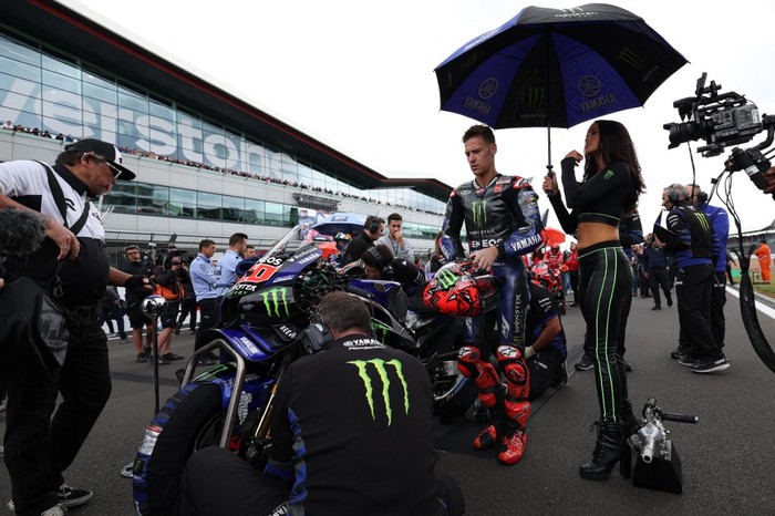 Monster Energy Yamaha MotoGP teams French MotoGP rider Fabio Quartararo on the grid ahead of the start of the sprint race of the MotoGP British Grand Prix at Silverstone circuit in Northamptonshire, central England, on May 24, 2025. (Photo by Adrian Dennis / AFP)