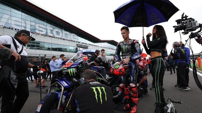 Monster Energy Yamaha MotoGP team's French MotoGP rider Fabio Quartararo on the grid ahead of the start of the sprint race of the MotoGP British Grand Prix at Silverstone circuit in Northamptonshire, central England, on May 24, 2025. (Photo by Adrian Dennis / AFP)