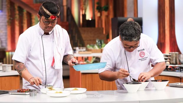 Dua peserta asal Bali, I Putu Hovit Yusmanjia (kiri) dan Fajar Gusti Pangestu saat bertarung di babak grand final Master Chef Indonesia Season 12.