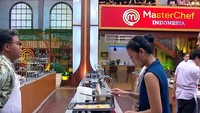 Seperti momen yang satu ini, Chef Renatta mengaku suka dengan makanan buatan Fajar. Tak hanya dari segi penyajian, tetapi juga rasanya. Foto: Instagram @fajar.mci12