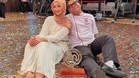 Ada momen spesial usai Fajat selebrasi ketik ditetapkan sebagai pemenang. Ia berlutut untuk melamar Zahra Aulia. Momen ini sukses membuat chef Renatta syok. Foto: Instagram @fajar.mci12