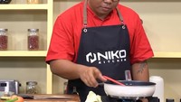 Tak hanya itu, Fajar pun turut memperlihatkan kepiawaiannya dalam mengolah seafood, seperti udang. Foto: Instagram @fajar.mci12