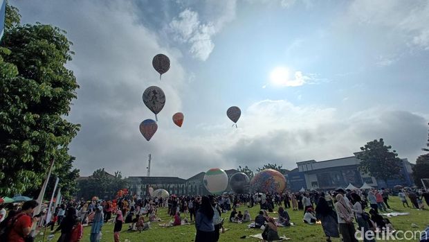 Festival balon udara di lapangan UMP, Banyumas, Minggu (25/5/2025).