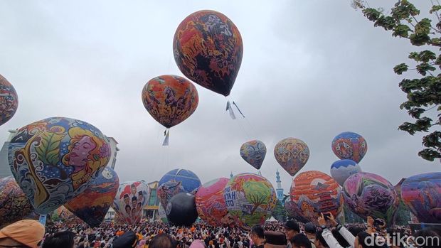 Festival balon udara di lapangan UMP, Banyumas, Minggu (25/5/2025).