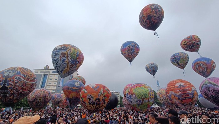 Festival balon udara di lapangan UMP, Banyumas, Minggu (25/5/2025).