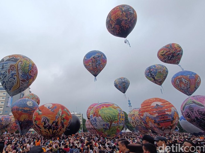 Festival balon udara di lapangan UMP, Banyumas, Minggu (25/5/2025).