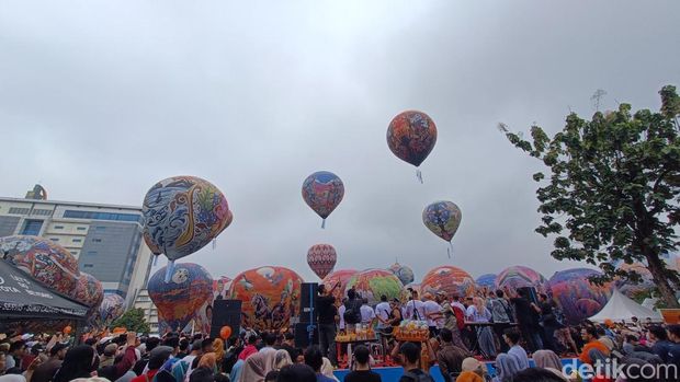 Festival balon udara di lapangan UMP, Banyumas, Minggu (25/5/2025).