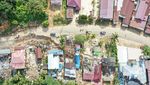 Foto Udara Jalan Amblas di Poros Samarinda-Balikpapan, Puluhan Rumah dan Masjid Rusak Parah