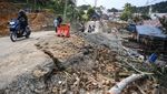 Foto Udara Jalan Amblas di Poros Samarinda-Balikpapan, Puluhan Rumah dan Masjid Rusak Parah