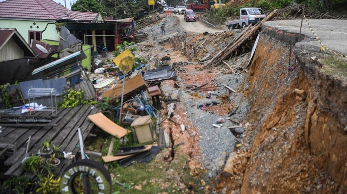 Foto Udara Jalan Amblas di Poros Samarinda-Balikpapan, Rumah dan Masjid Rusak Parah Foto udara pengendara mobil melintasi jalan yang amblas di jalan Poros Samarinda-Balikpapan di Desa Batuah, Loa Janan, Kabupaten Kutai Kartanegara, Kalimantan Timur, Minggu (25/5/2025). Menurut Kepala Desa Batuah bahwa tercatat 21 rumah dari 28 Kepala Keluarga (KK) dengan total 88 jiwa serta sebuah masjid yang terdampak akibat amblasnya jalan nasional sepanjang 80 meter. ANTARA FOTO/M Risyal Hidayat