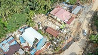 Puluhan rumah warga dan sebuah masjid rusak akibat pergeseran tanah di kawasan tersebut. Kejadian ini menambah daftar panjang kerusakan infrastruktur akibat bencana tanah amblas di Kalimantan Timur, terutama di kawasan yang memiliki kontur tanah labil dan rawan longsor.