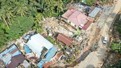 Foto Udara Jalan Amblas di Poros Samarinda-Balikpapan, Puluhan Rumah dan Masjid Rusak Parah