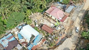 Foto Udara Jalan Amblas di Poros Samarinda-Balikpapan, Puluhan Rumah dan Masjid Rusak Parah