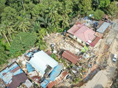 Foto Udara Jalan Amblas di Poros Samarinda-Balikpapan, Puluhan Rumah dan Masjid Rusak Parah