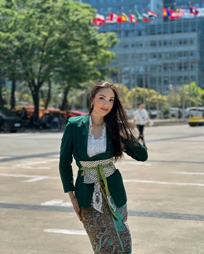 Ghina Raihanah dilaporkan berpacaran dengan putra Najwa Shihab, Izzat Assegaf. Hubungan Ghina dengan Izzat jadi perbincangan setelah kehadirannya mendukung putra Najwa tersebut yang baru kehilangan sang ayah. Foto: Instagram Ghina Raihanah