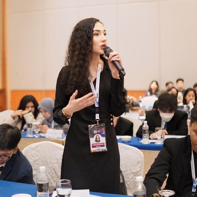 Selama kuliah, Ghina Raihanah adalah mahasiswa berprestasi. Selain sukses menyelesaikan kuliah hukum 3,5 tahun dengan predikat Magna Cum Laude, ia juga pernah meraih penghargaan Mahasiswa Berprestasi dari Dekan. Foto: Instagram Ghina Raihanah