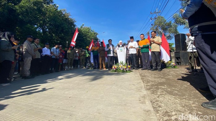Gubernur Khofifah resmikan jalan beton di Puger, Jember