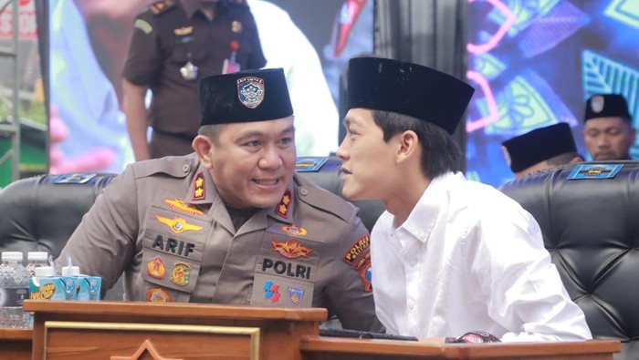 Gus Iqdam bersama Kapolres Blitar AKBP Arif dalam salah satu acara di Blitar.