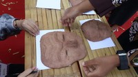 Dalam lokakarya tersebut, para peserta belajar membuat topeng dari serbuk kayu yang mudah didapat dan aman bagi lingkungan. Proses pembuatan topeng dimulai dari mencampur serbuk kayu dengan lem, menempelkannya pada kertas karton hingga membentuk pola topeng, dan diakhiri dengan pewarnaan untuk menampilkan karakter khas topeng Panji.