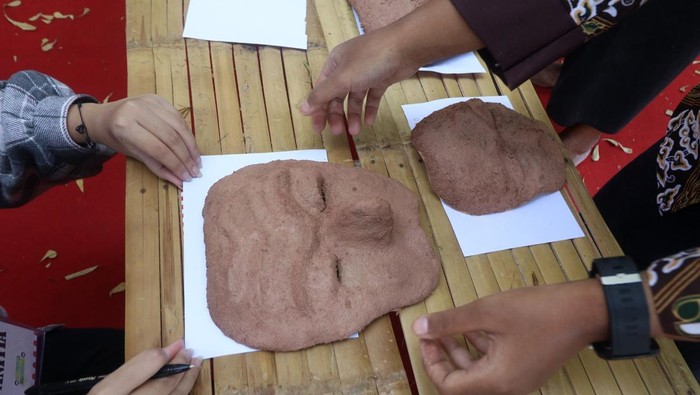 Intip Pembuatan Topeng Panji dari Serbuk Kayu di Kediri Dua peserta menempelkan serbuk kayu yang telah dicampur dengan lem pada kertas karton saat lokakarya pembuatan topeng di Kabupaten Kediri, Jawa Timur, Minggu (25/5/2025). Lokakarya yang diselenggarakan pemerintah daerah setempat tersebut sebagai upaya memberi pengetahuan cara membuat topeng karakter panji ramah lingkungan sekaligus mengingatkan masyarakat bahwa Kediri sebagai Bumi Panji. ANTARA FOTO/Prasetia Fauzani