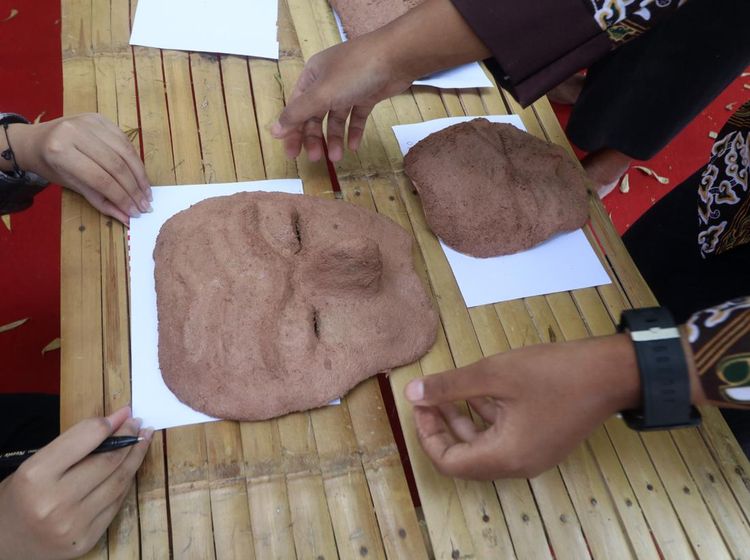 Melihat Antusias Peserta Kreasikan Topeng Panji dari Serbuk Kayu di Kediri
