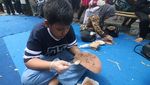 Melihat Antusias Peserta Kreasikan Topeng Panji dari Serbuk Kayu di Kediri