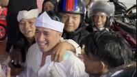Host FYP Trans 7 itu tertawa dan ramah menyapa serta menanggapi tangan para Bobotoh. Foto: dok. Instagram Irfan Hakim